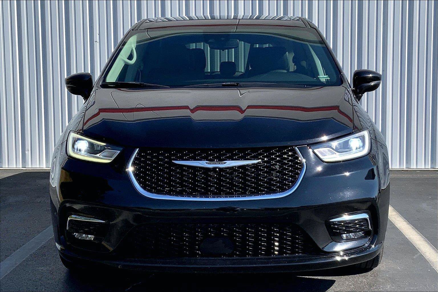 Used 2024 Chrysler Pacifica Touring-L FWD image 3