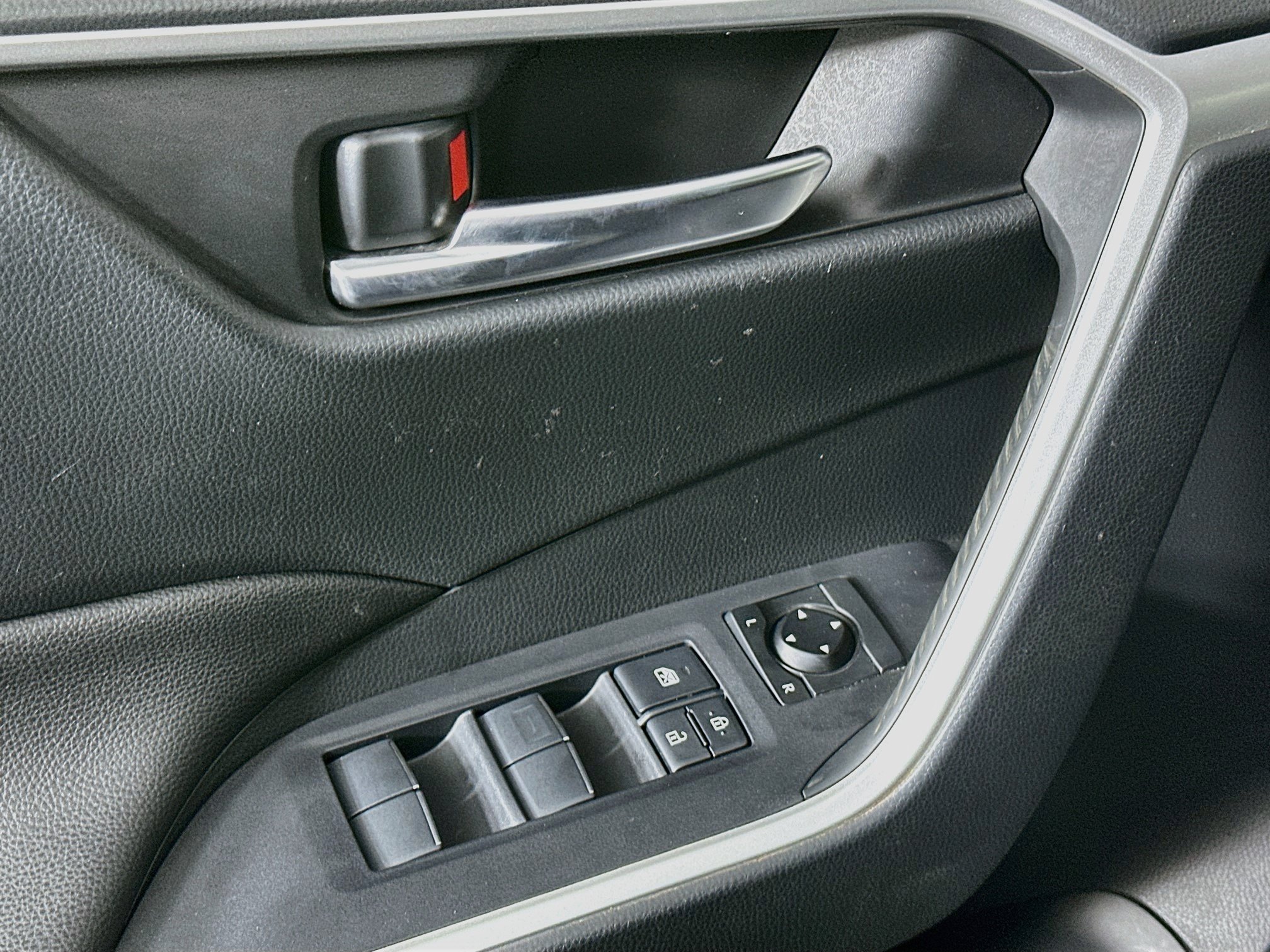Used 2019 Toyota RAV4 XLE Premium FWD image 15