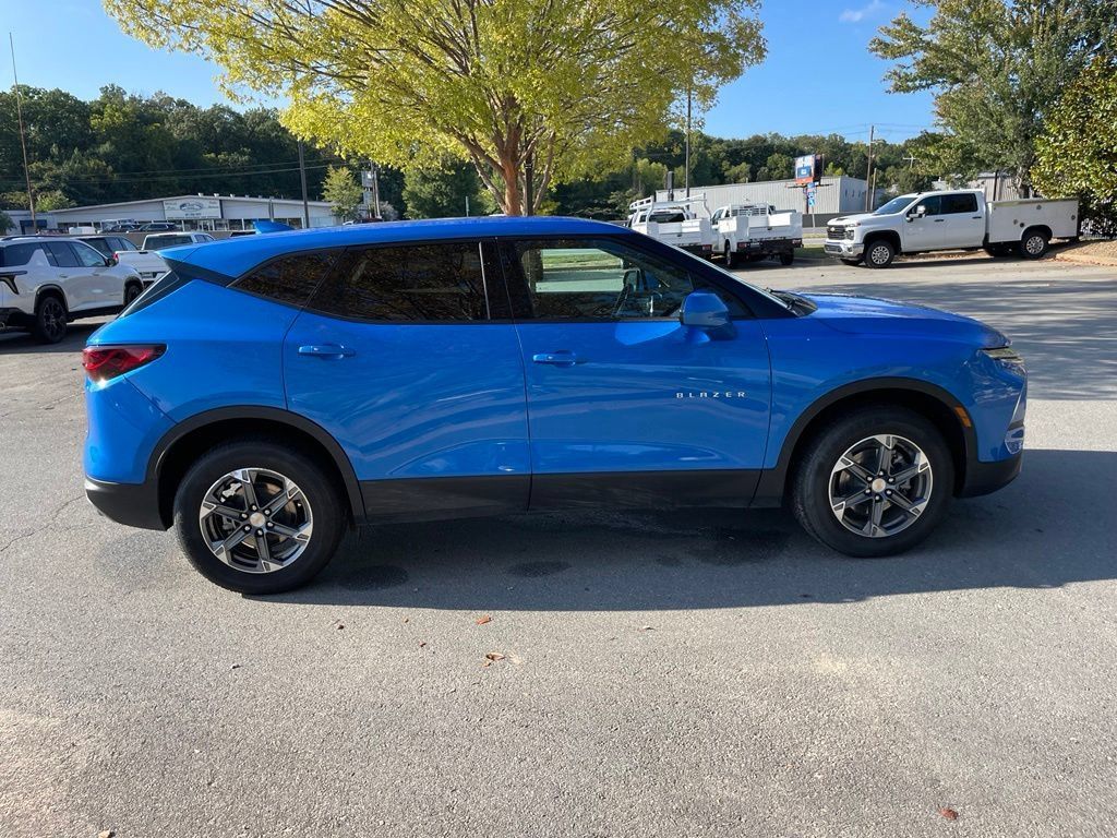 Used 2025 Chevrolet Blazer LT AWD/4WD image 9