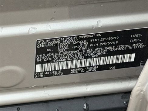 Used 2024 Toyota Venza XLE image 10