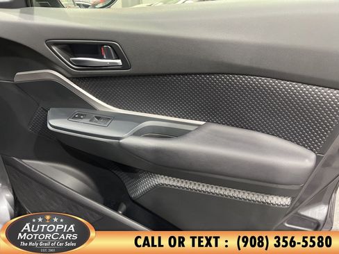 Used 2022 Toyota C-HR XLE FWD image 13