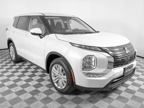 Used 2023 Mitsubishi Outlander ES image 3