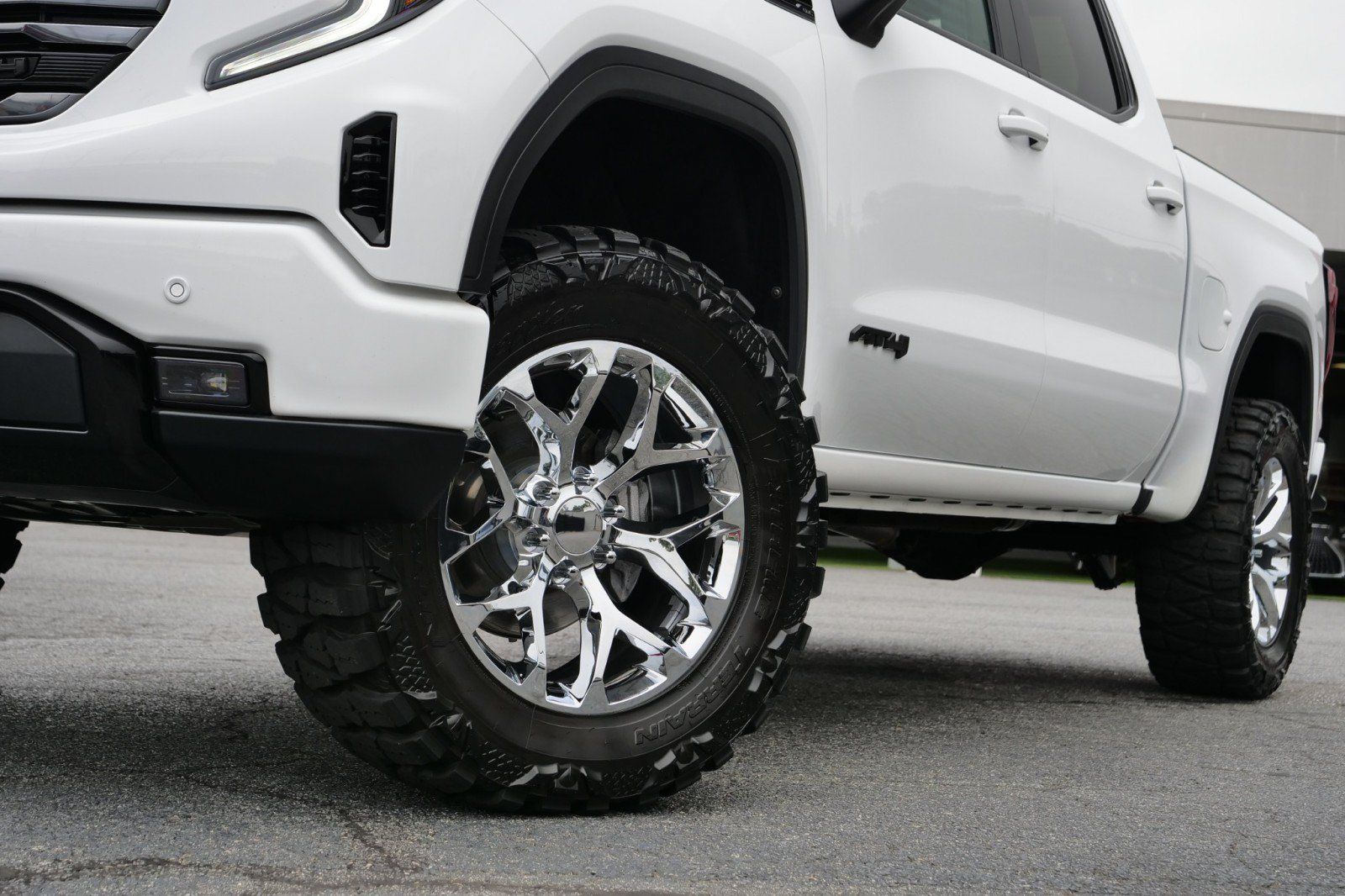 Used 2024 GMC Sierra 1500 AT4 w/ Technology Package AWD/4WD image 11