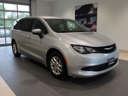 Used 2023 Chrysler Voyager LX FWD image 2