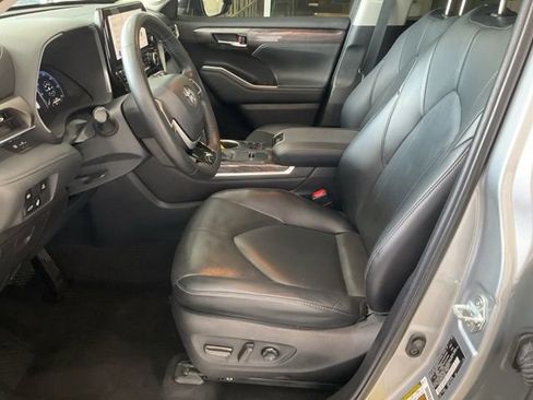 Used 2023 Toyota Highlander Limited image 4