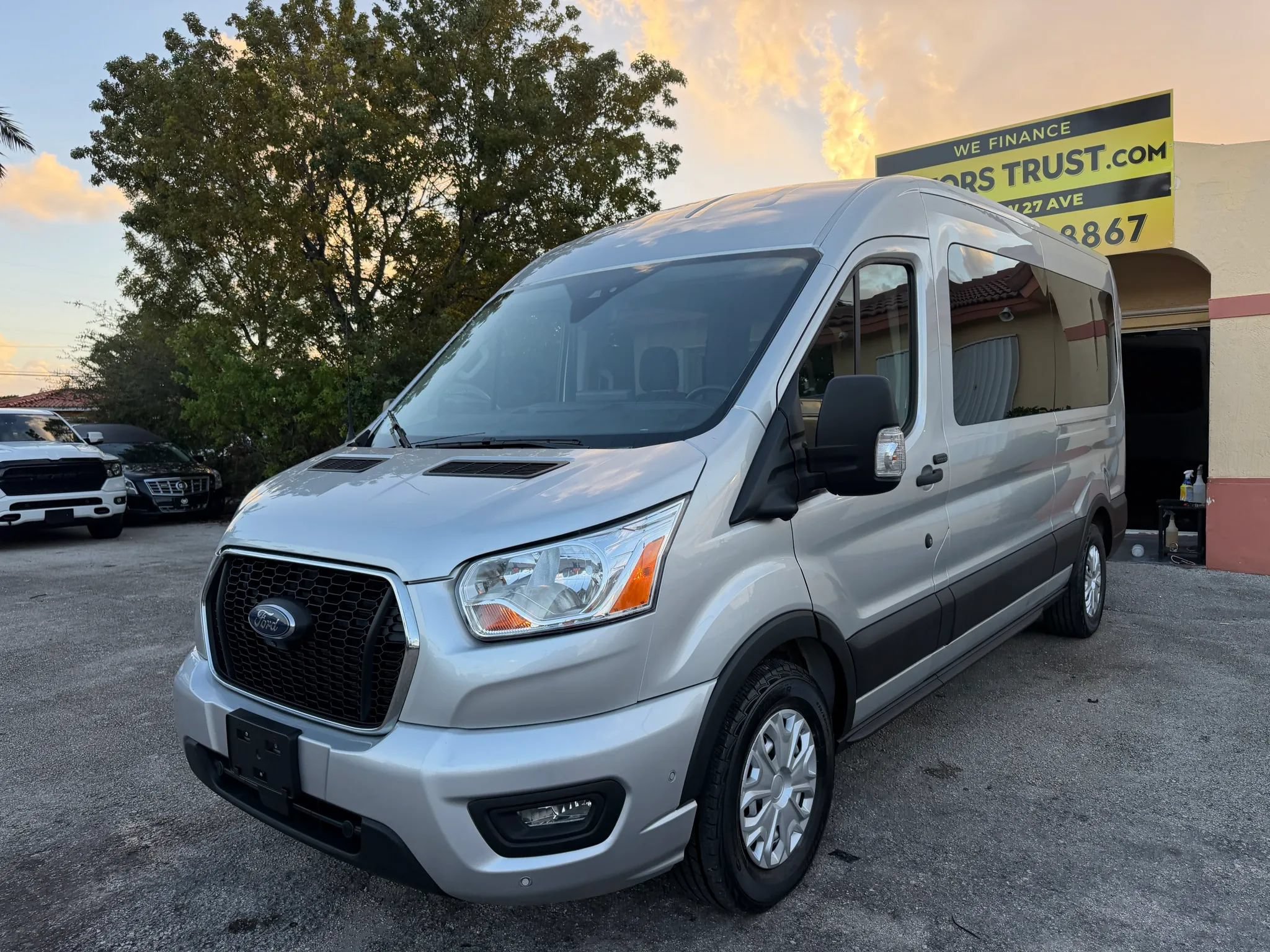 Used 2022 Ford Transit 350 XLT RWD image 2