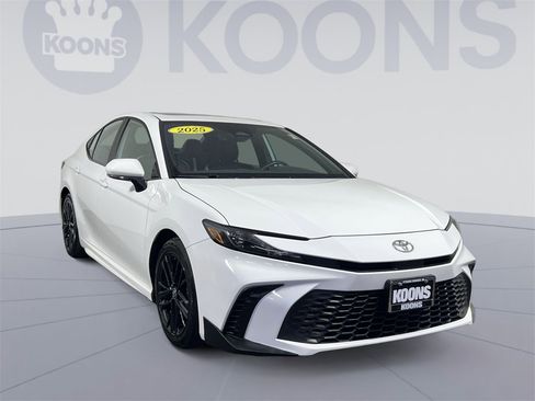 Used 2025 Toyota Camry SE image 10