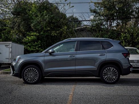 New 2026 Volkswagen Taos SE image 5