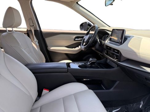 Used 2023 Nissan Rogue SV w/ SV Premium B Package image 15