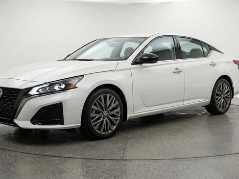 Used 2025 Nissan Altima 2.5 SV FWD image 3