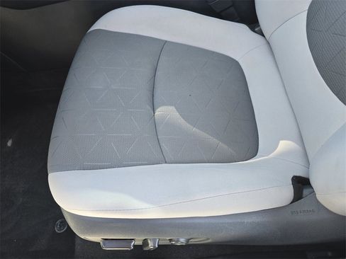 Used 2019 Toyota RAV4 XLE w/ Convenience Package image 31