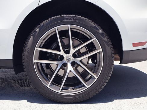 Certified 2025 Porsche Macan AWD/4WD image 27