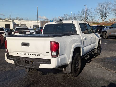 Used 2022 Toyota Tacoma SR5 w/ Technology Package image 9