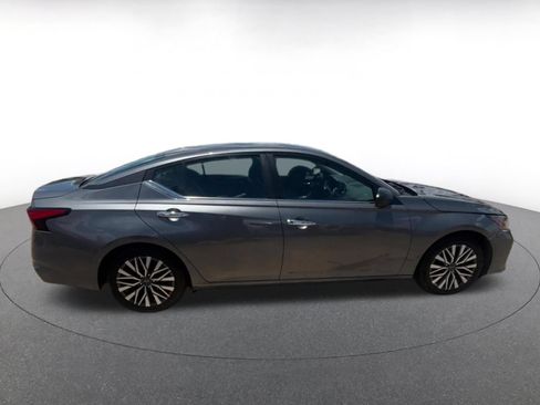 Used 2025 Nissan Altima 2.5 SV FWD image 15