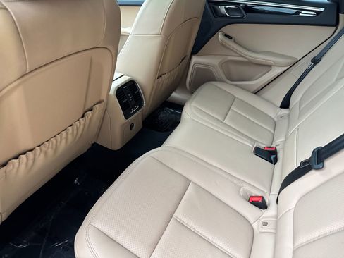 Certified 2025 Porsche Macan image 14