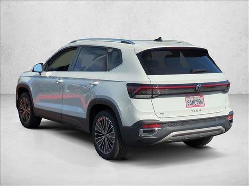 Used 2025 Volkswagen Taos SE w/ Panoramic Sunroof Package image 8