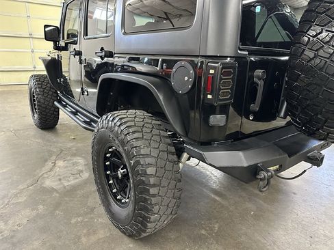 Used 2015 Jeep Wrangler Unlimited Rubicon w/ Connectivity Group AWD/4WD image 39