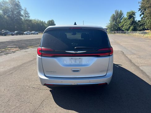 Used 2023 Chrysler Pacifica Touring-L FWD image 5