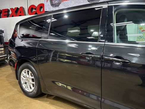 Used 2023 Chrysler Pacifica Touring-L FWD image 34