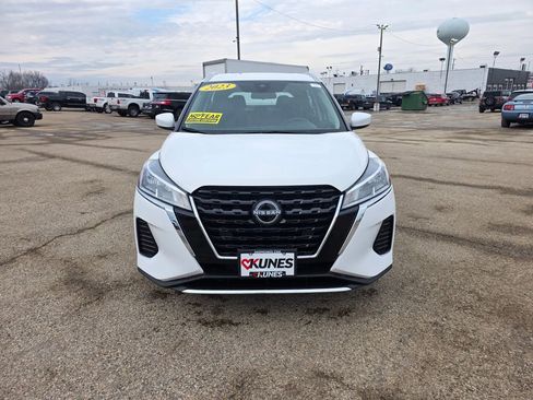 Used 2023 Nissan Kicks SV image 2