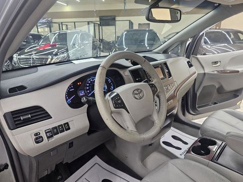 Used 2014 Toyota Sienna XLE FWD image 17