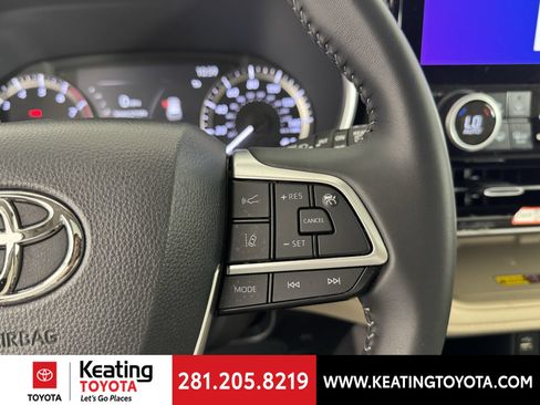 Used 2025 Toyota Highlander XLE AWD/4WD image 28