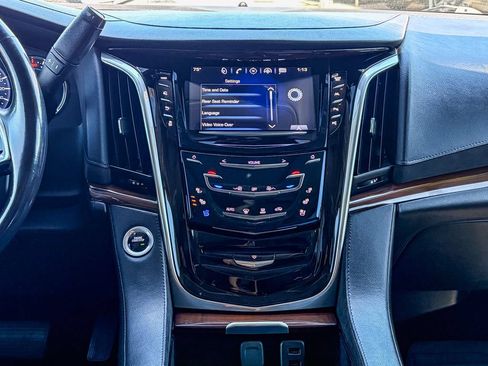 Certified 2020 Cadillac Escalade Luxury AWD/4WD image 10