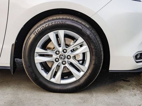 Used 2023 Toyota Sienna Limited image 10