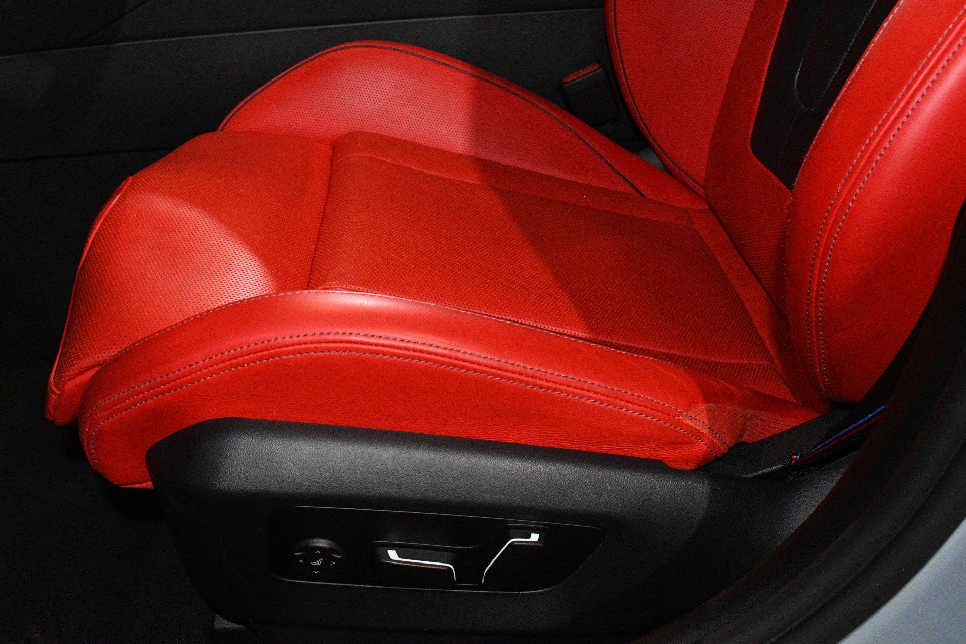 Used 2025 BMW M5 w/ Carbon Package AWD/4WD image 13