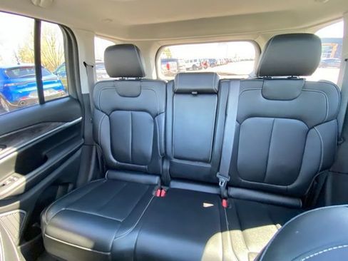 Used 2024 Jeep Grand Cherokee Limited w/ Black Appearance Package AWD/4WD image 11