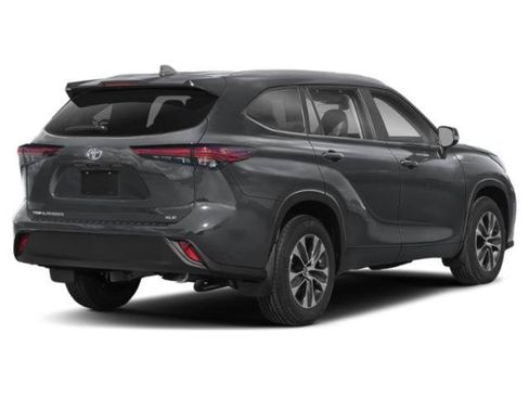 Used 2023 Toyota Highlander XLE FWD image 2
