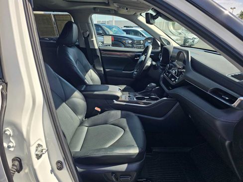 Used 2023 Toyota Highlander Limited FWD image 10