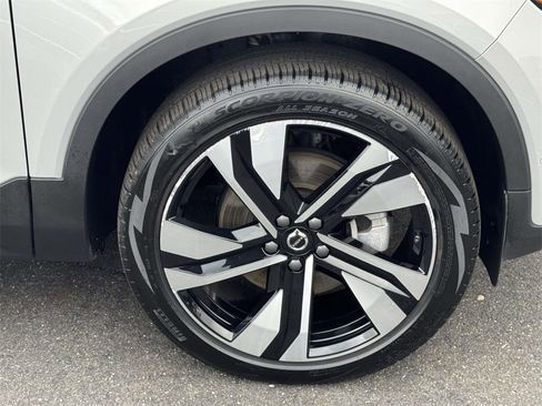 Certified 2025 Volvo XC40 B5 Plus image 6