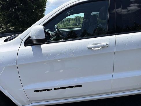 Used 2018 Jeep Grand Cherokee Altitude AWD/4WD image 9