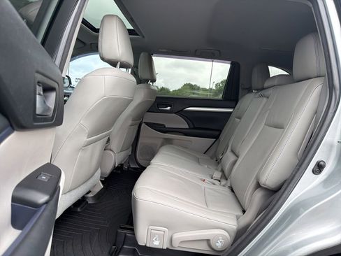 Used 2017 Toyota Highlander XLE AWD/4WD image 17