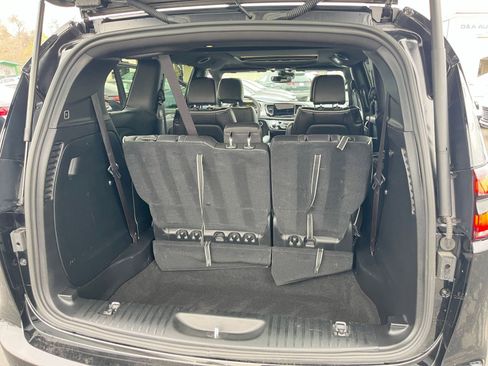 Used 2025 Chrysler Pacifica Limited image 33