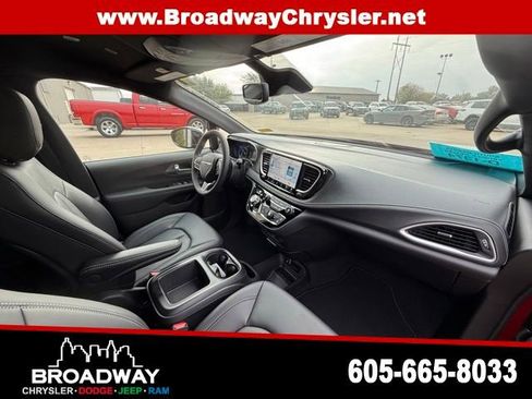 New 2026 Chrysler Pacifica Select image 8