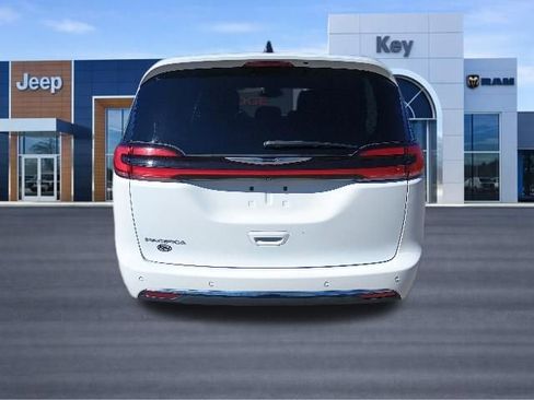 Used 2023 Chrysler Pacifica Touring-L FWD image 4