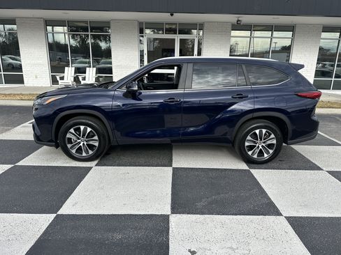 Used 2023 Toyota Highlander XLE image 1