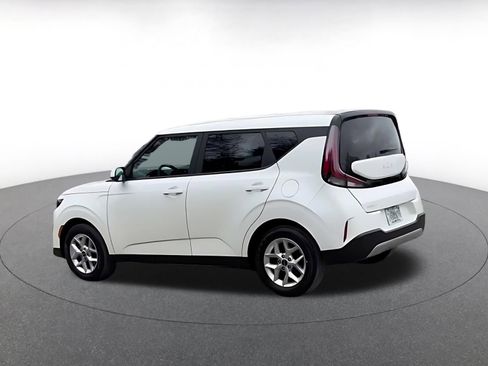 Used 2025 Kia Soul LX w/ LX Technology Package FWD image 16