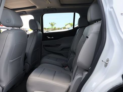 Used 2023 GMC Acadia SLT w/ Technology Package FWD image 15