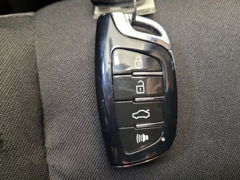 Used 2021 Chevrolet Malibu LT FWD image 32