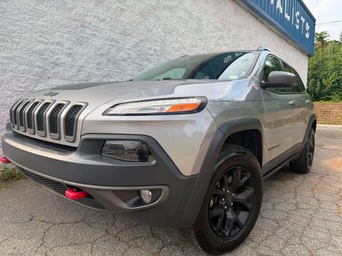 Used 2017 Jeep Cherokee Trailhawk AWD/4WD image 2