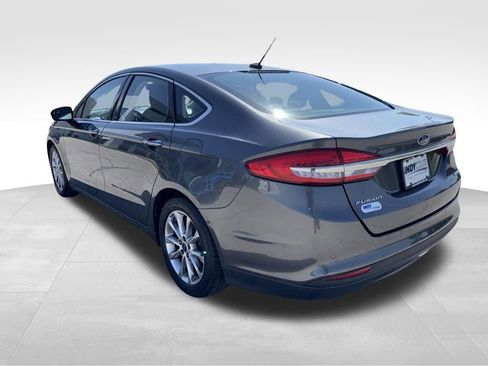 Used 2017 Ford Fusion SE w/ Fusion SE Technology Package FWD image 6