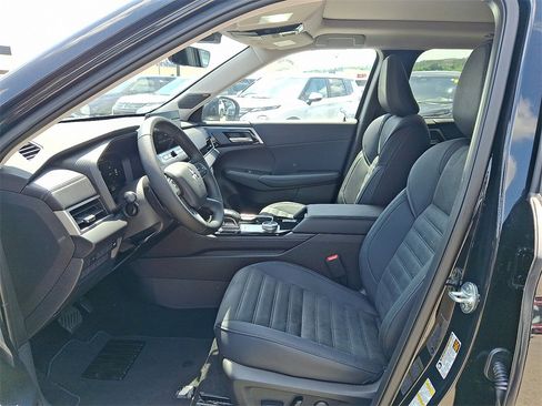 New 2025 Mitsubishi Outlander SE image 6
