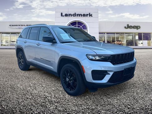Used 2025 Jeep Grand Cherokee Altitude AWD/4WD image 21