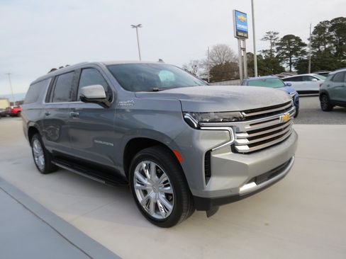 Used 2023 Chevrolet Suburban High Country image 7