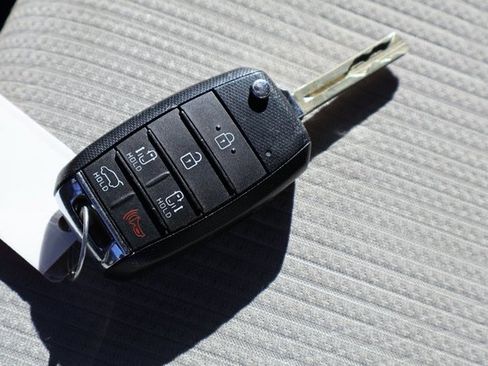 Used 2020 Kia Sedona LX image 32