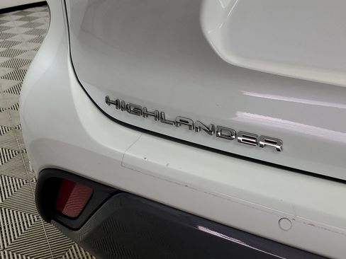Used 2023 Toyota Highlander Limited FWD image 19