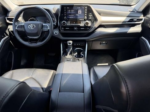 Used 2021 Toyota Highlander XLE AWD/4WD image 2